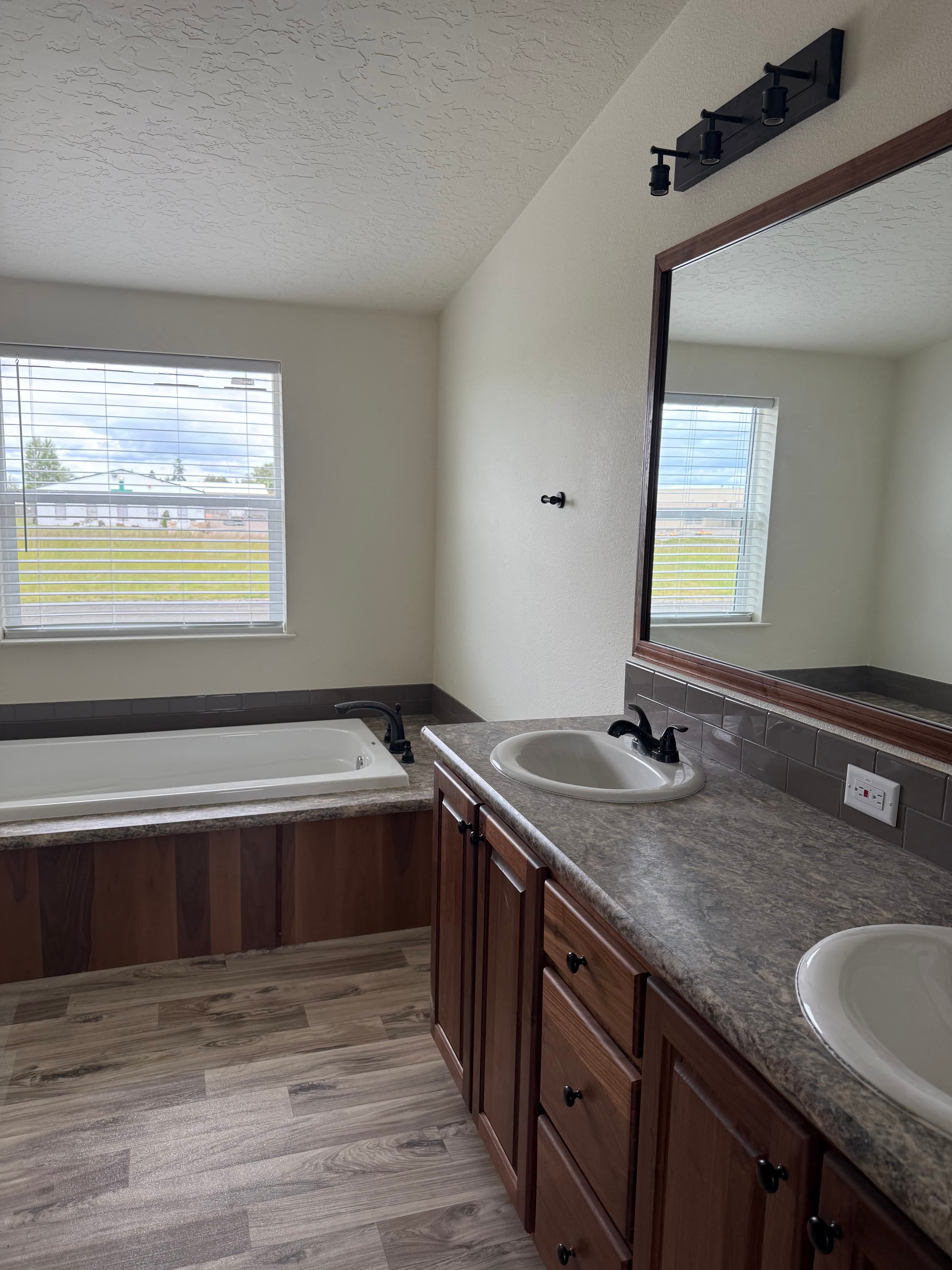 Pinehurst 2514 interior and bathroom home features