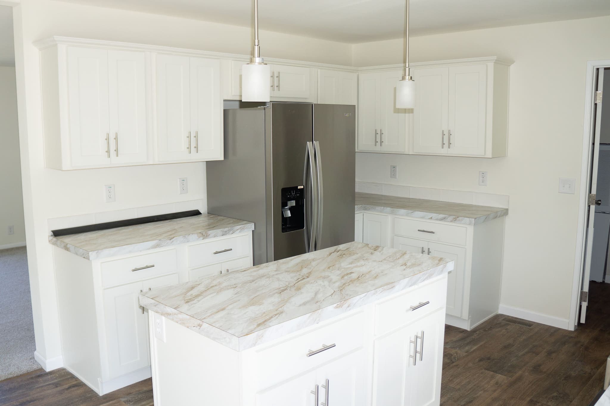 Eagle 28664s interior and kitchen home features
