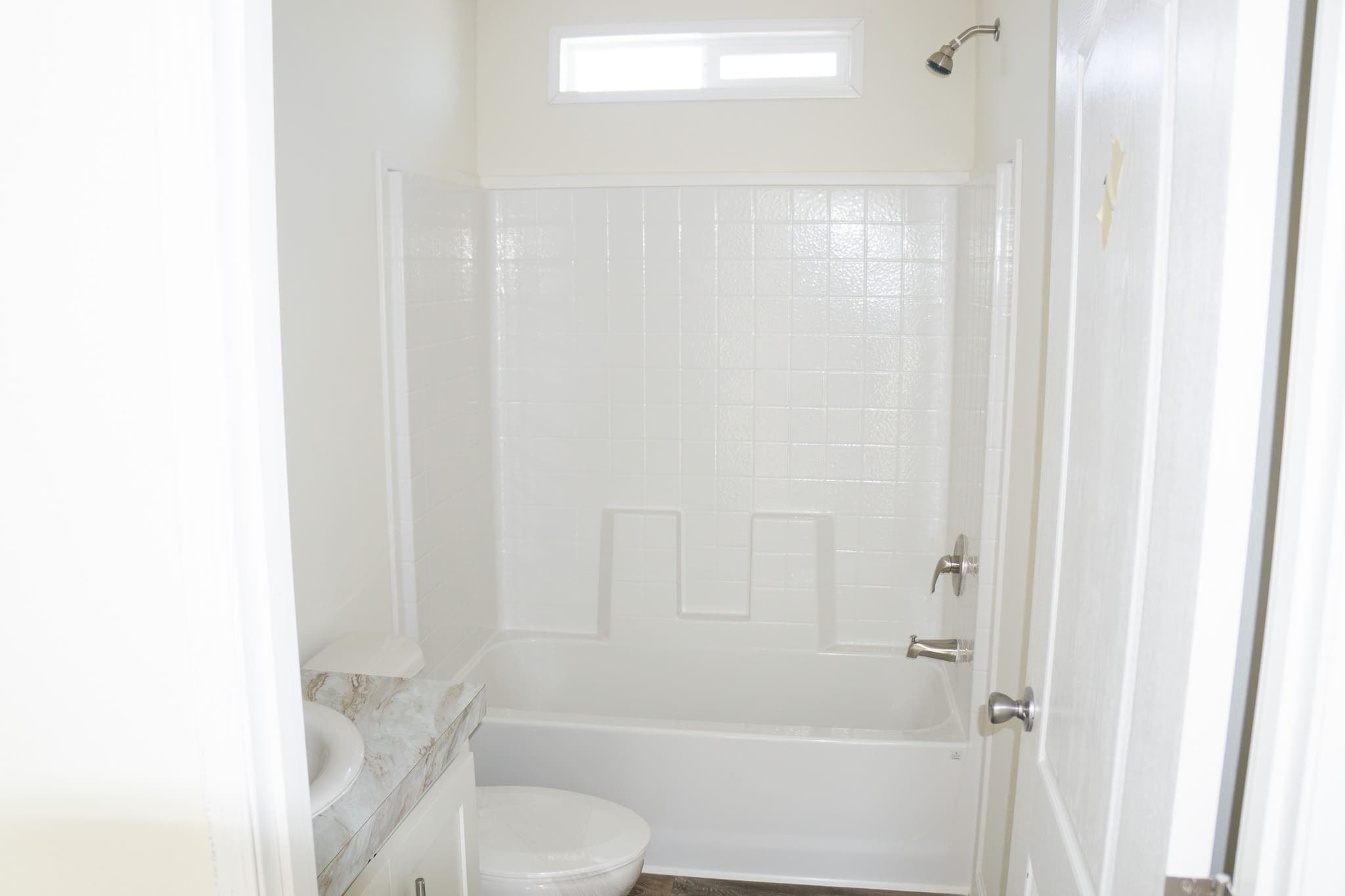 Eagle 28664s interior and bathroom home features