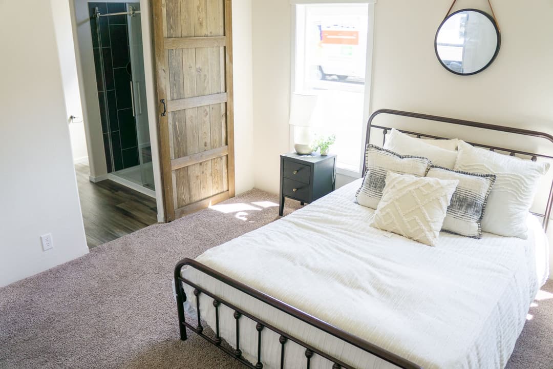 The opal (28483f) interior and bedroom home features