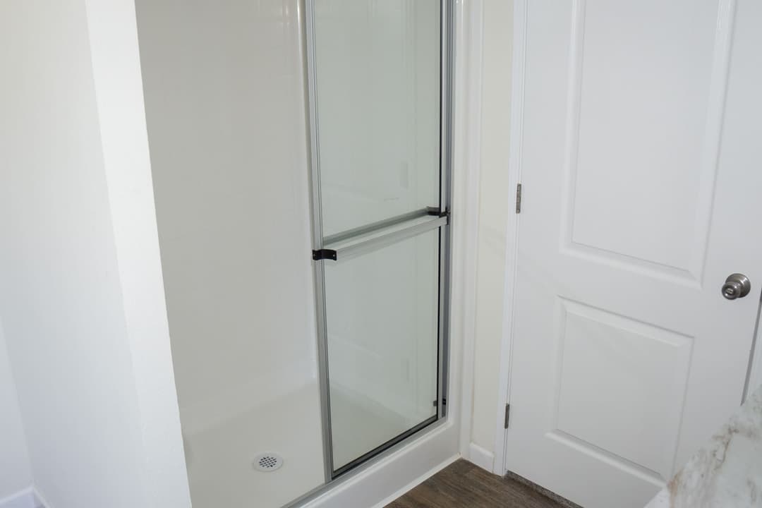 Eagle 28664s interior and bathroom home features