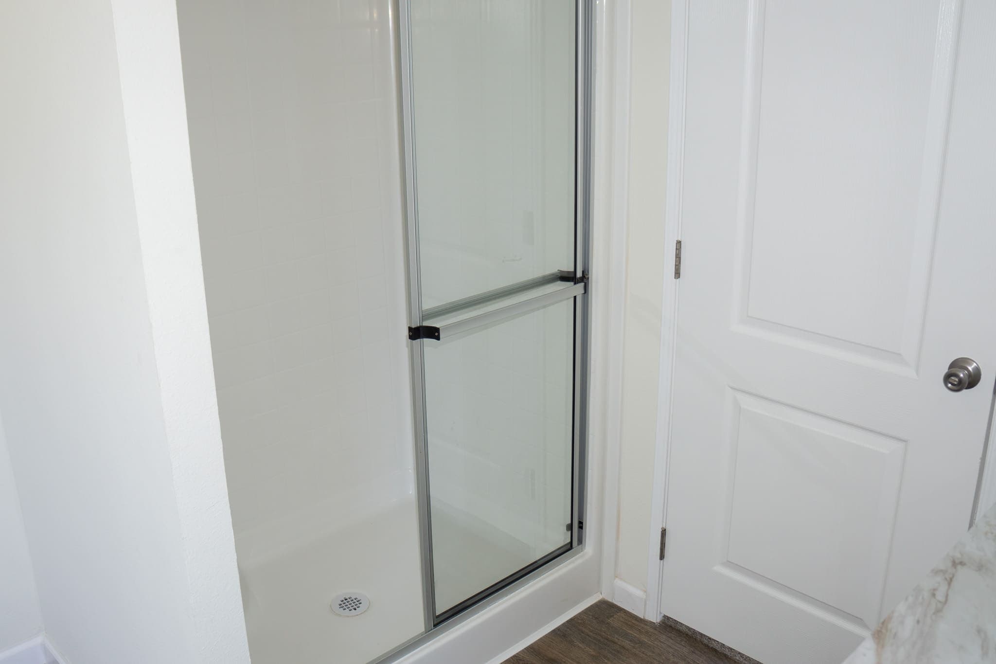 Eagle 28664s interior and bathroom home features