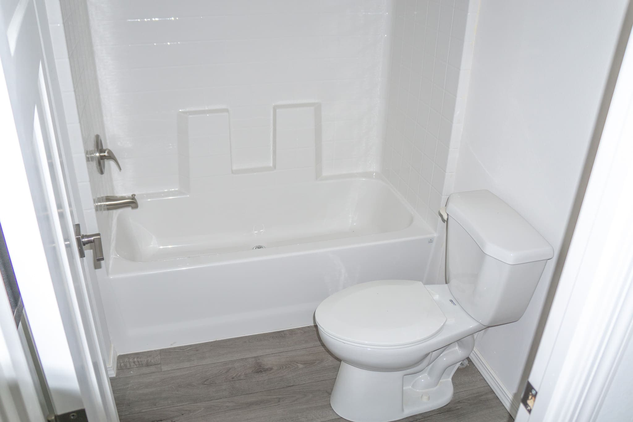 Ridgewood j423 interior and bathroom home features