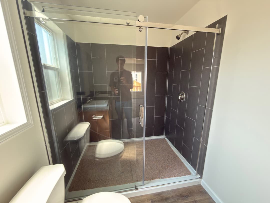 Eagle 28483c interior and bathroom home features