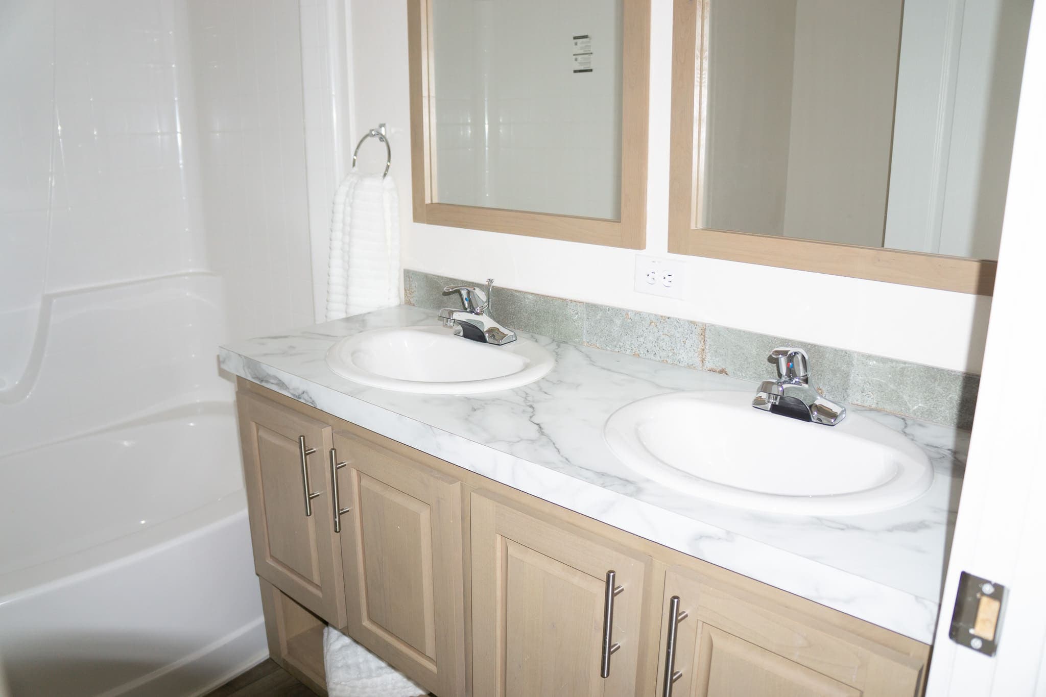 The stanley (28764n) interior and bathroom home features