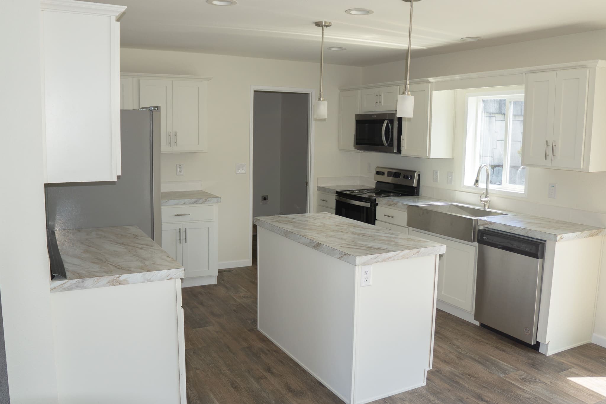 Eagle 28664s interior and kitchen home features