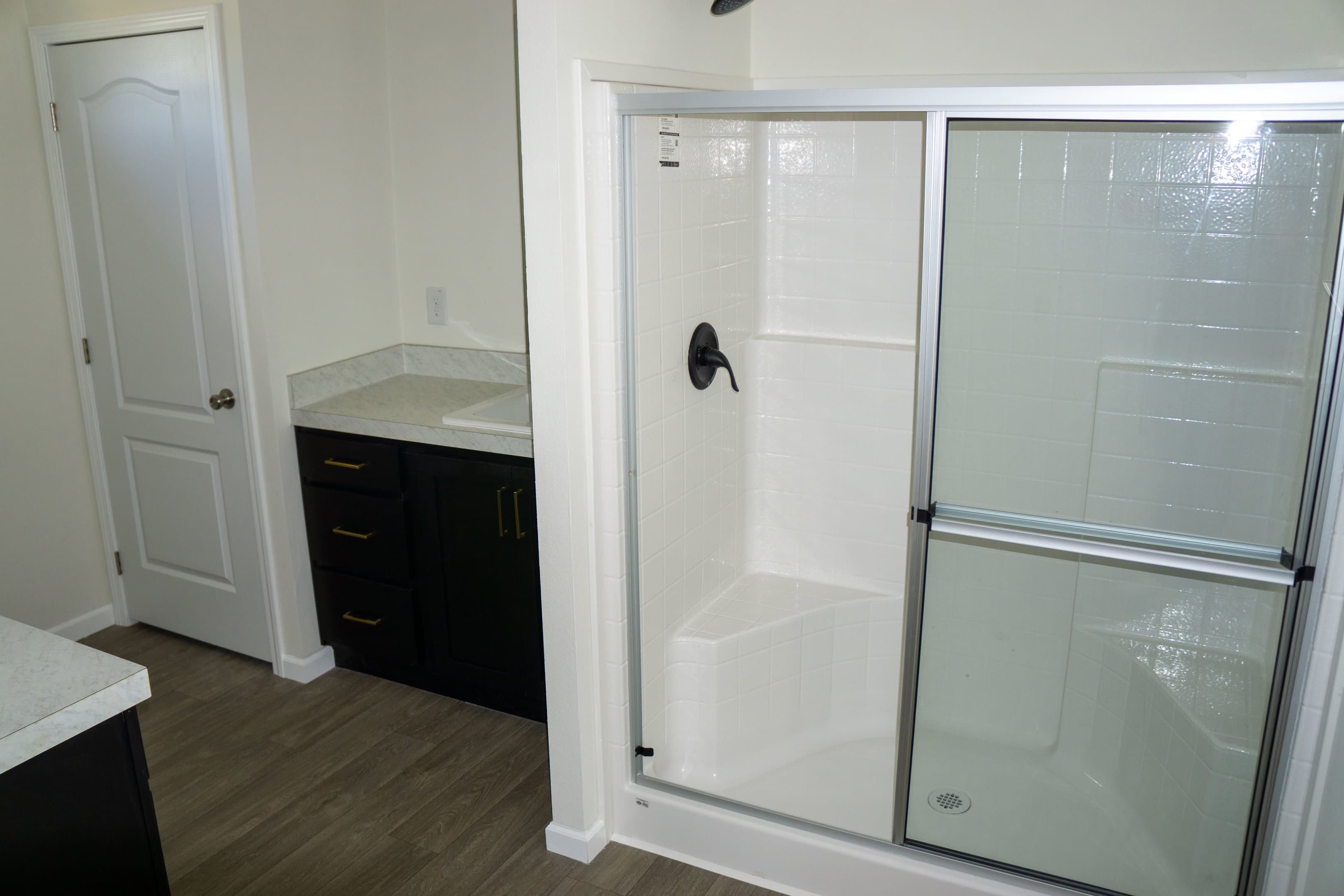 Pure 28604m interior and bathroom home features