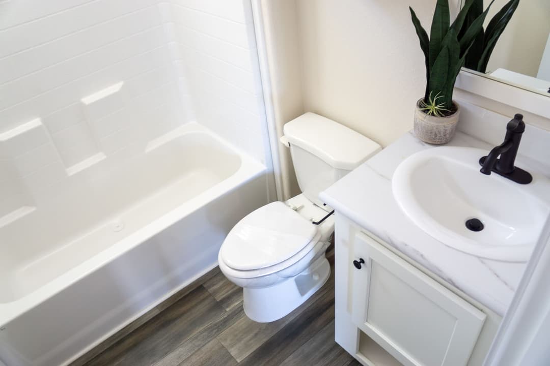 The opal (28483f) interior and bathroom home features