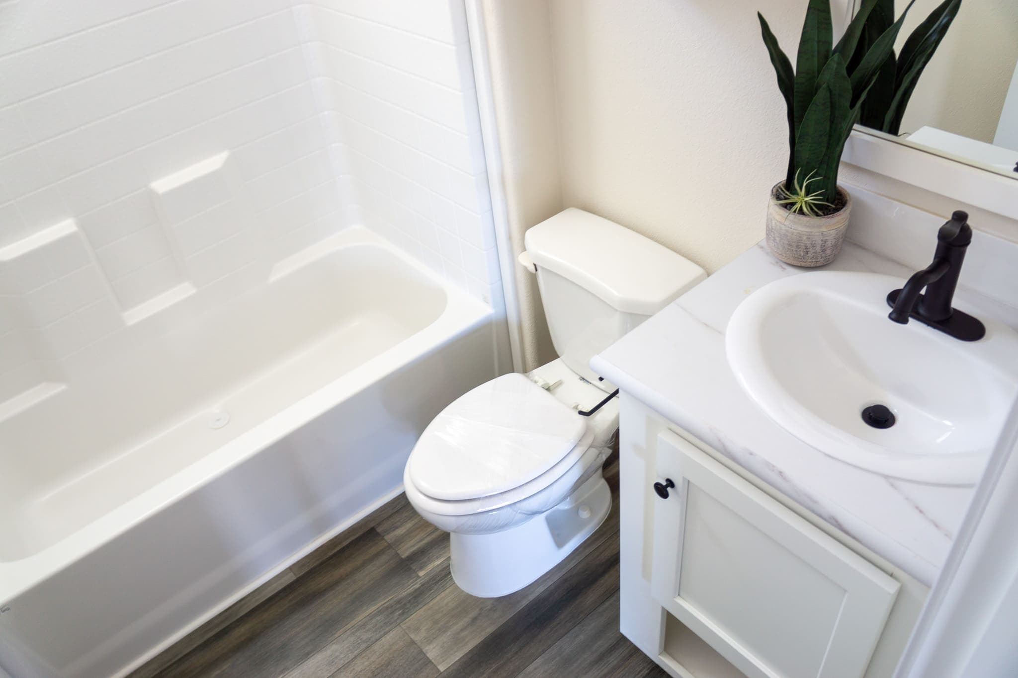 The opal (28483f) interior and bathroom home features