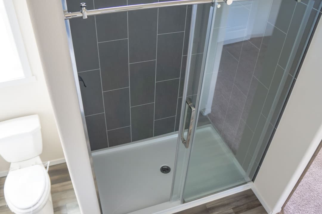 The opal (28483f) interior and bathroom home features