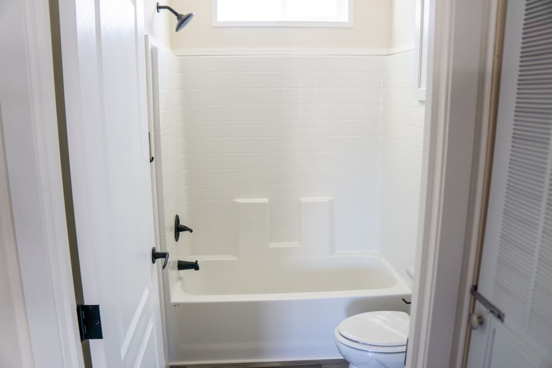 The opal (28483f) interior and bathroom home features